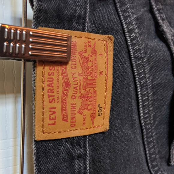 Levi's Black high waisted 501s mid length shorts - Picture 3 of 4